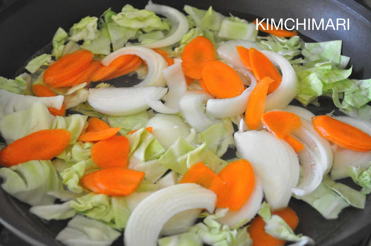 Instant Spicy Rice Cakes (Jeukseok Tteokbokki) with Fish Cake and