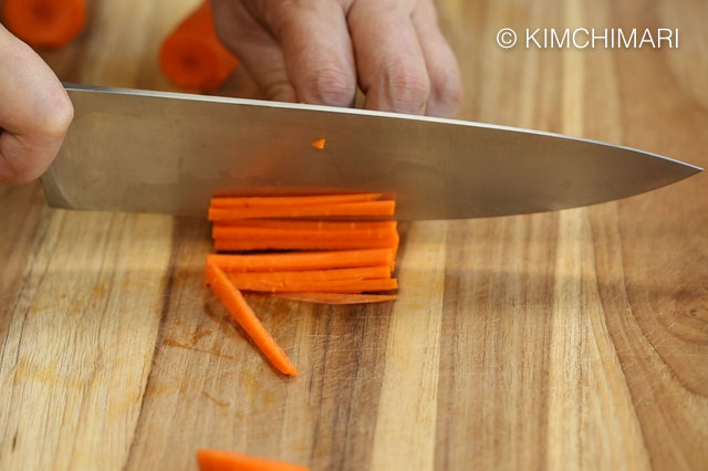 https://kimchimari.com/dolsot-bibimbap-stone-pot-rice/julienned-carrot/