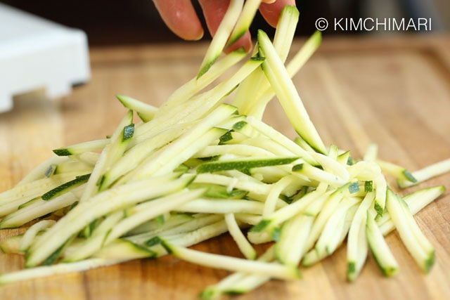 https://kimchimari.com/dolsot-bibimbap-stone-pot-rice/julienned-zucchini/