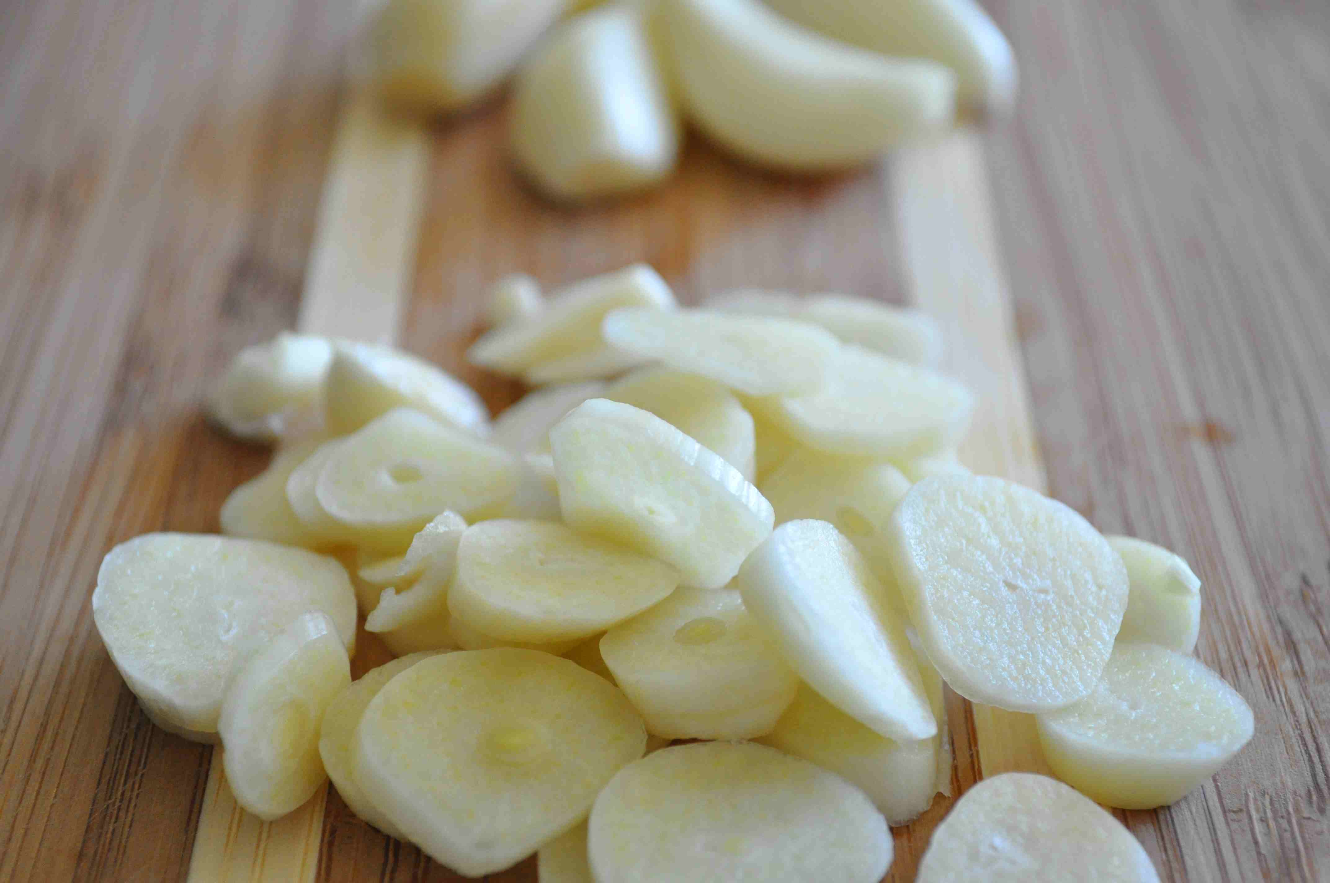 cut garlic into thin slices