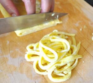 cutting egg jidan into thin strips
