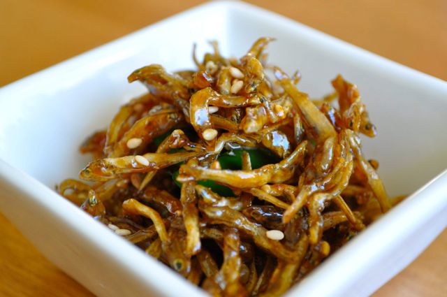 anchoas glaseadas de soja con pimientos