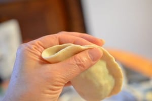 how to seal Korean mandu dumpling edges