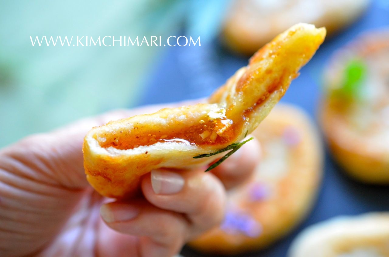 Korean Sweet Dessert Pancake - Hotteok/Hodduk (호떡) with cinnamon sugar syrup filling insde www.kimchimari.com