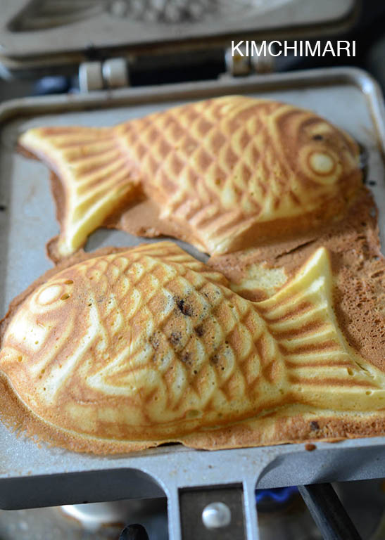 Fish-shaped bread/cake fully cooked in bungeoppang pan
