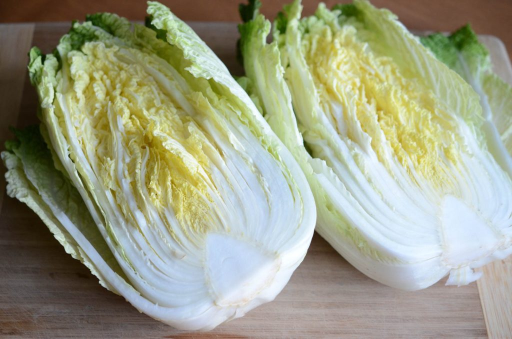 https://kimchimari.com/wp-content/uploads/2016/04/cabbage-halves4kimchi-1024x678.jpg