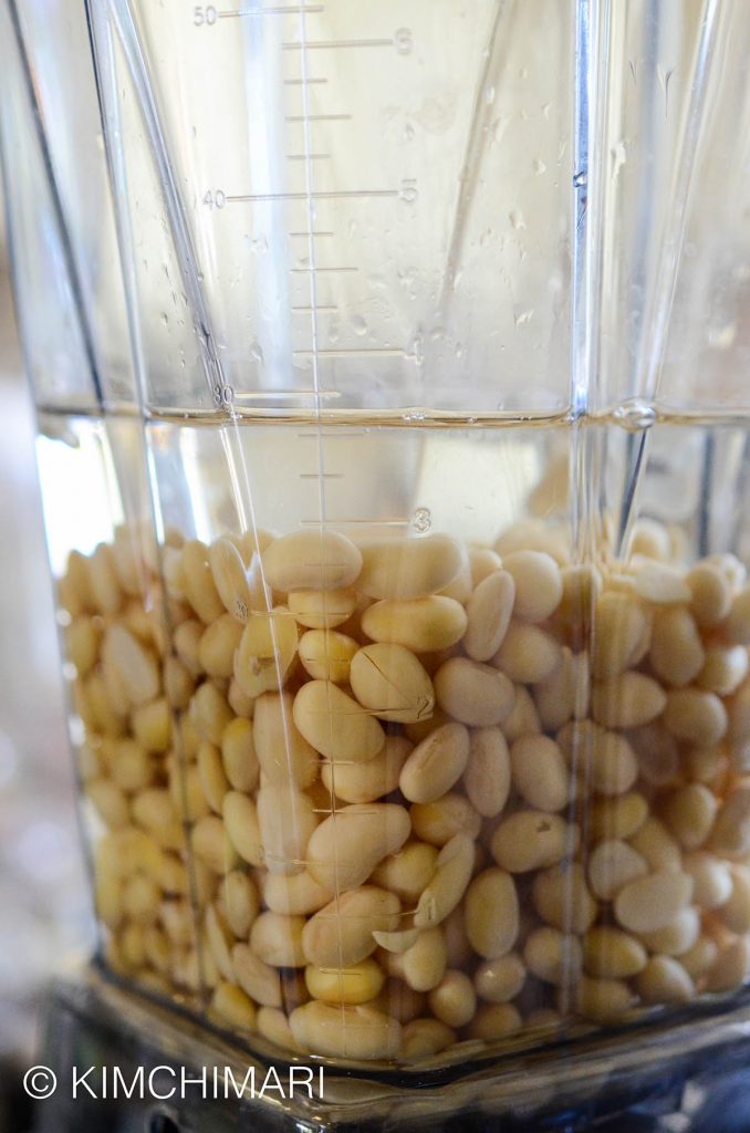 blending soybeans for soy milk noodle soup kongguksu