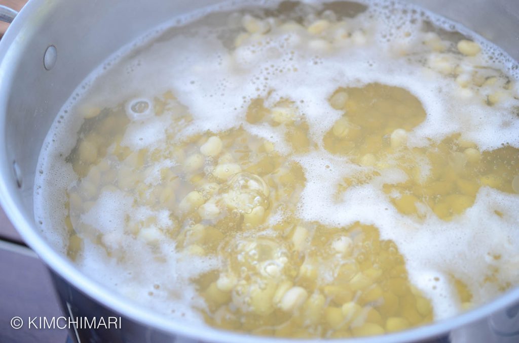 cooking soybeans for soy milk