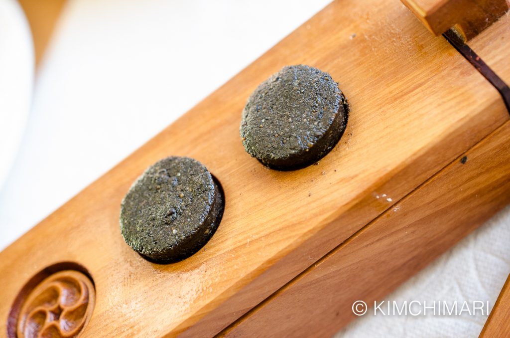 sesame tea cookie sticking out from dasik pan