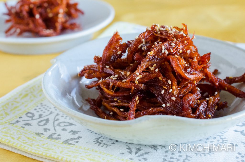 Spicy korean dried squid recipe (Ojingeochae Muchim 오징어채 무침)