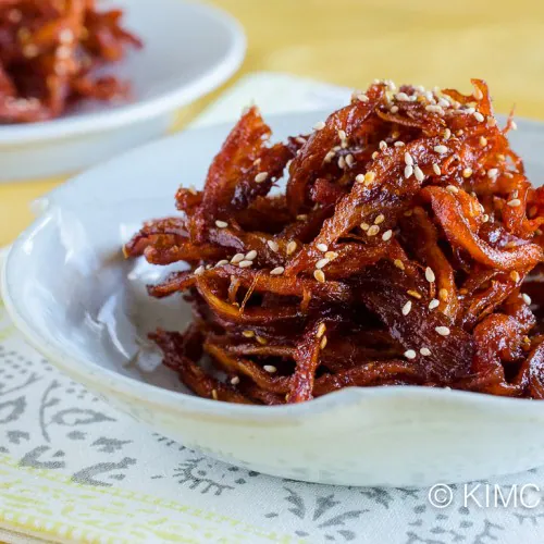 Spicy korean dried squid recipe (Ojingeochae Muchim 오징어채 무침)