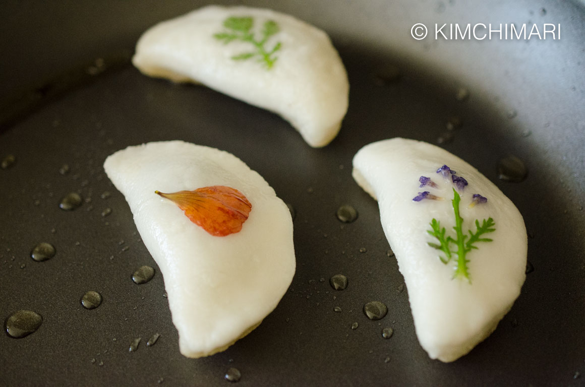 rice cake dumplings flowers cooked by showering hot oil