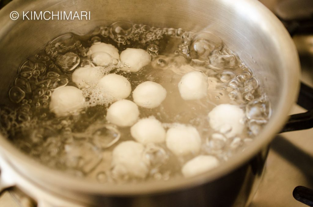 Sweet Rice Balls (Saealshim) in boiling water