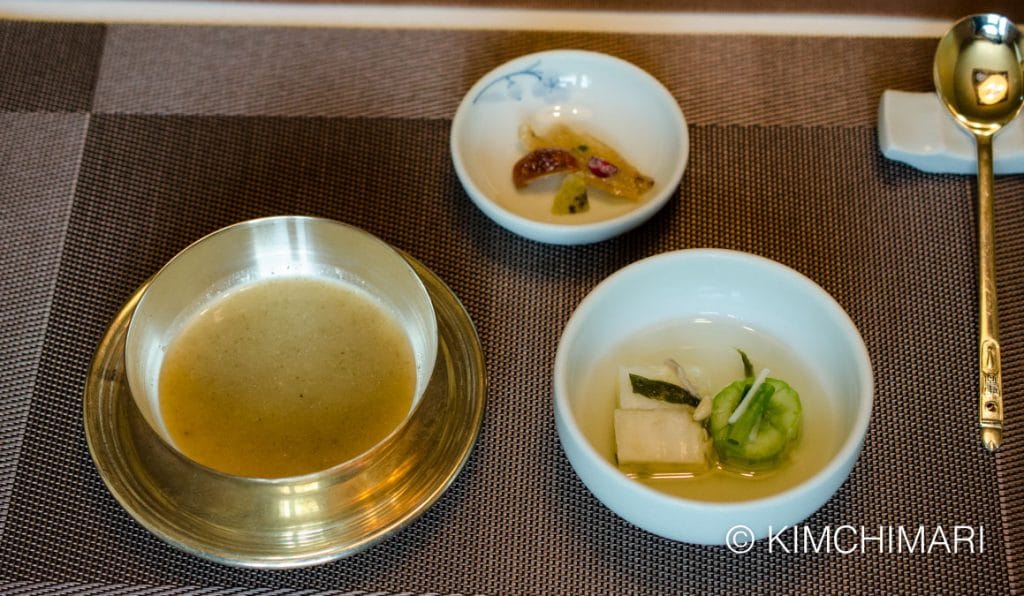 Glutinous millet gruel with water kimchi