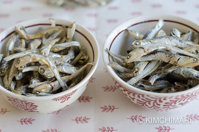 2 different sizes of dried anchovies 6 cm vs 8 cm long