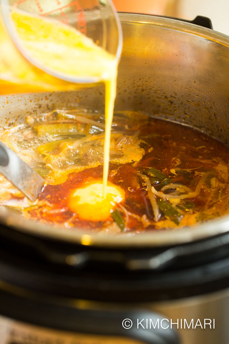 pouring egg to yukgaejang simmering in IP