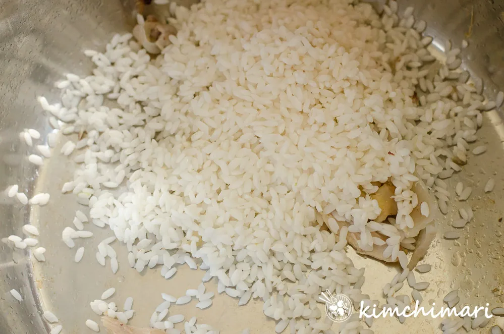 soaked rice in pot to be cooked
