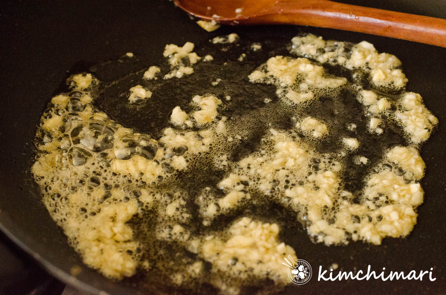 garlic cooking in oil in frying pan 