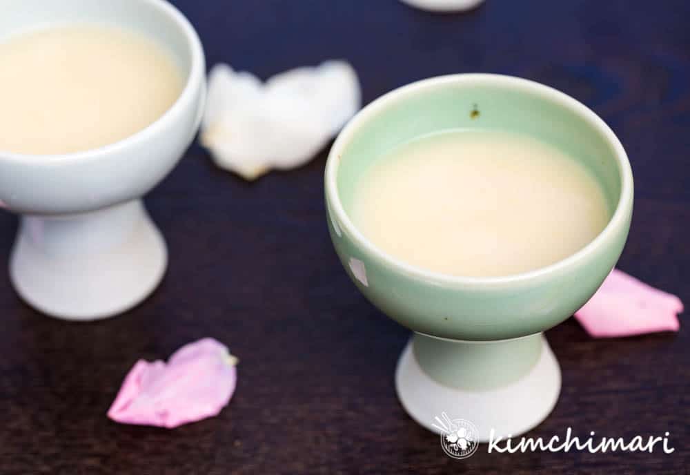 https://kimchimari.com/wp-content/uploads/2020/12/makgeolli-korean-rice-liquor-closeup-1.jpg