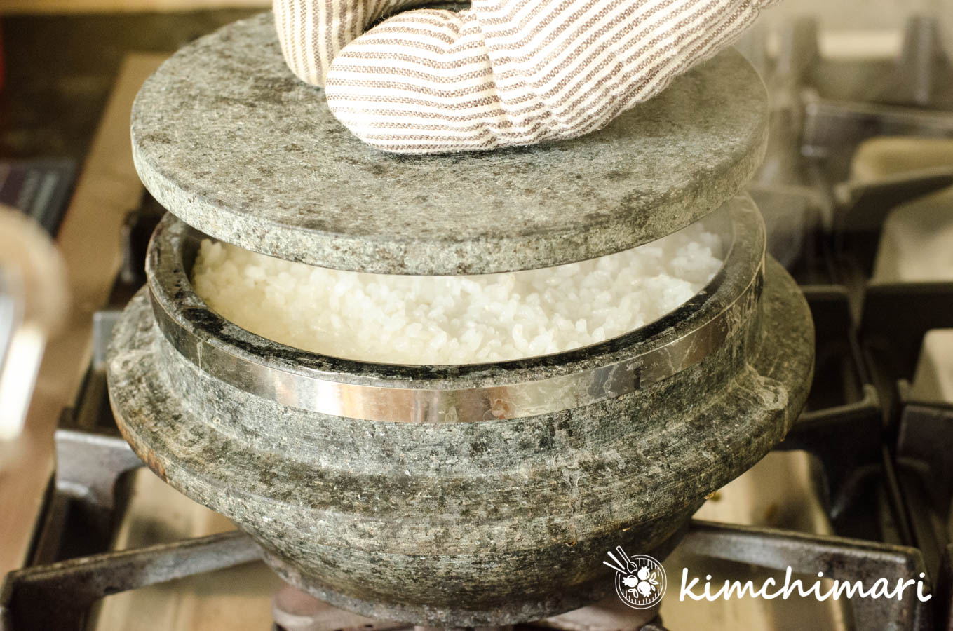https://kimchimari.com/wp-content/uploads/2021/02/rice-in-stone-pot-with-lid.jpg