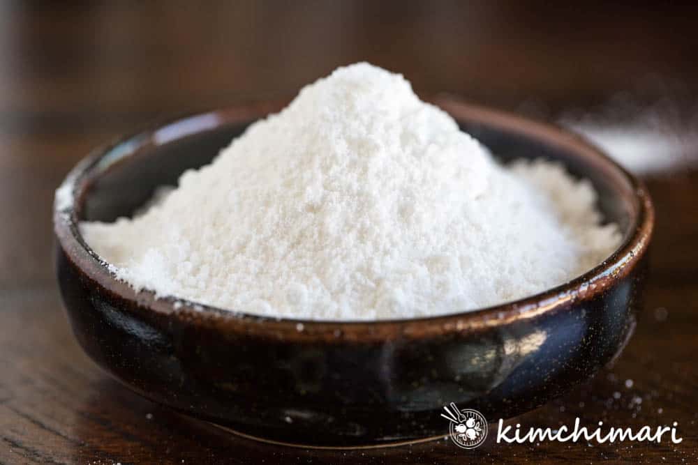 rice cake flour maepssalgaru piled on dark brown dish