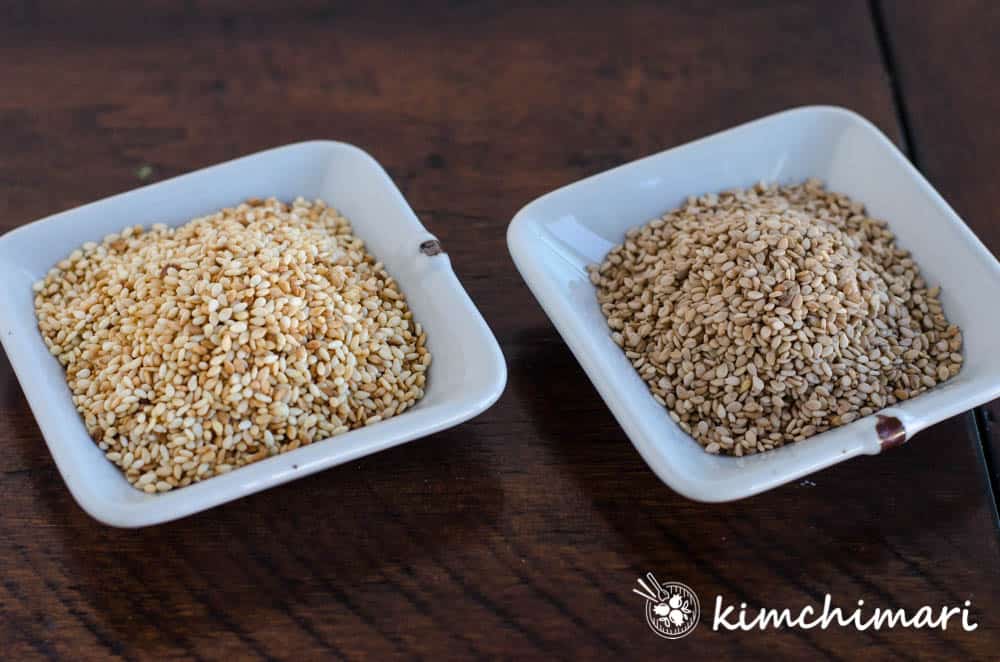 roasted vs raw sesame seeds in 2 small plates