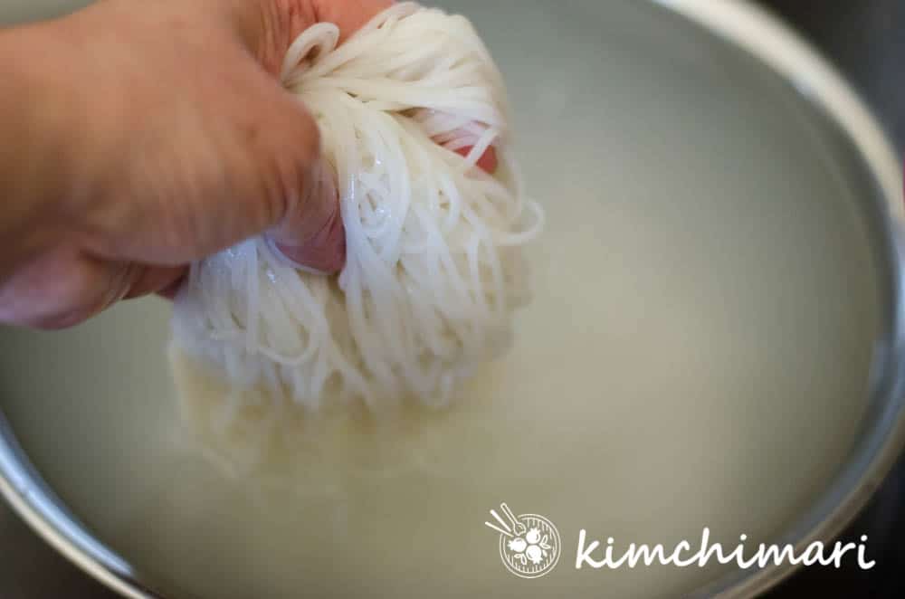 rinsing noodles in cold water