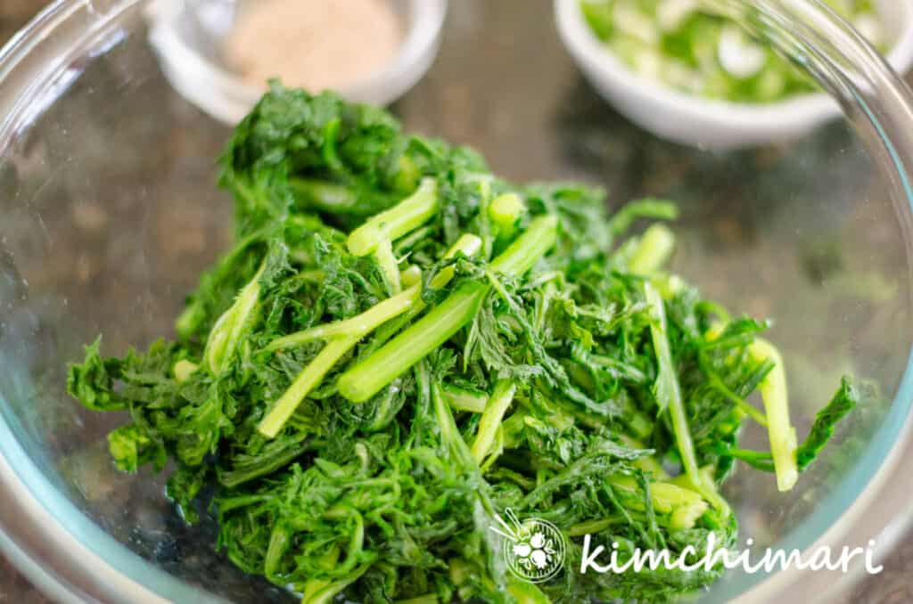 Korean Chrysanthemum Greens Recipe (Ssukat Namul) Kimchimari