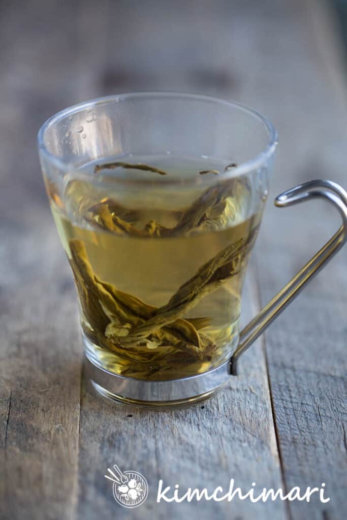 persimmon leaf tea brewing in glass tea cup